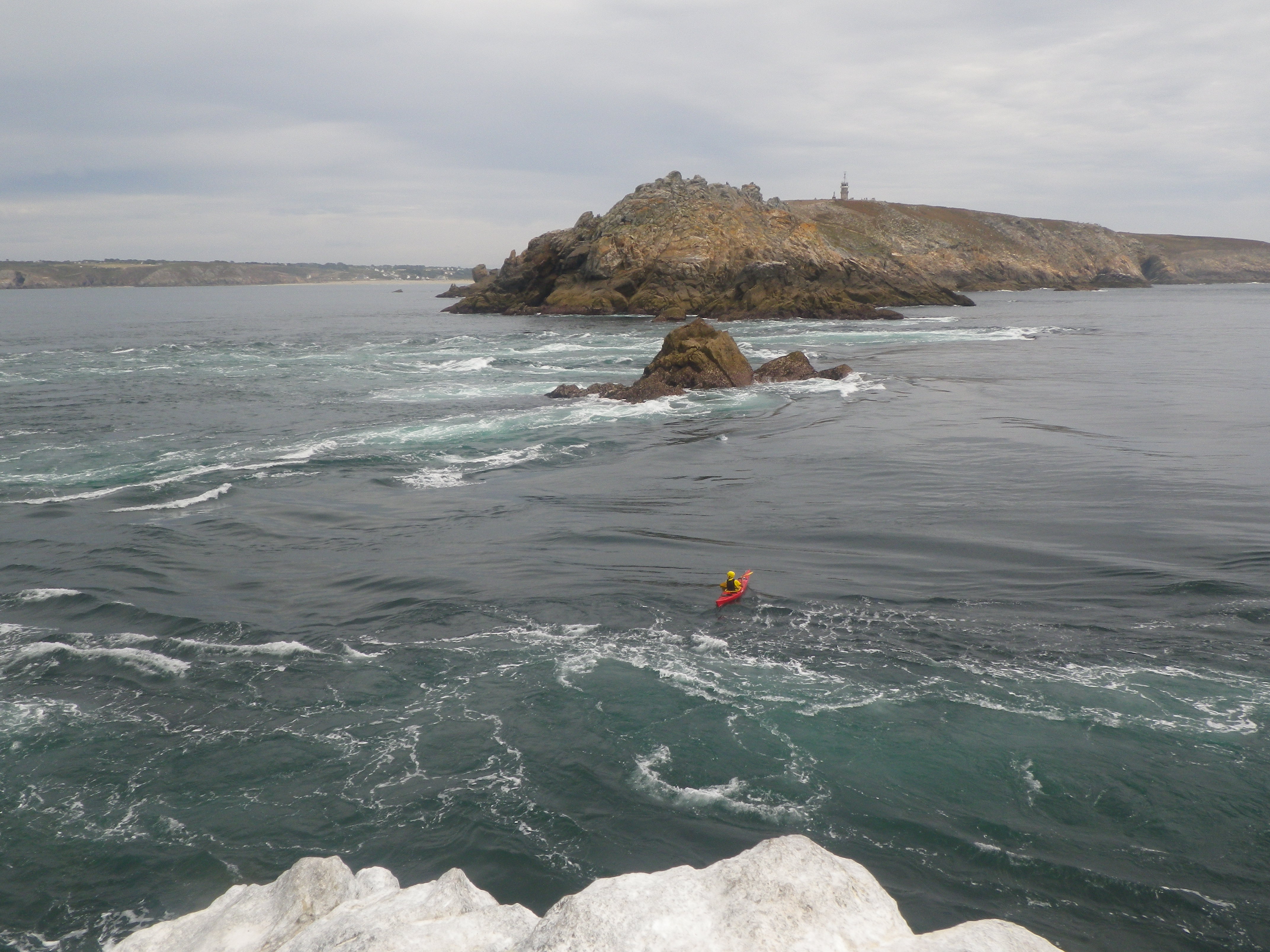 Navigation dans le Raz de Sein en kayak de mer 